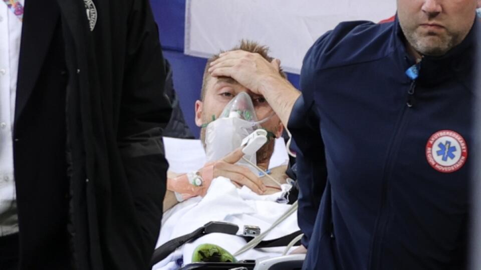 WA 95 Kodaň - Záchranári odvážajú na nosidlách dánskeho futbalistu Christiana Eriksena, ktorý skolaboval počas zápasu základnej B-skupiny Dánsko - Fínsko na európskom šampionáte v Kodani v sobotu 12. júna 2021. FOTO TASR/AP
Paramedics using a stretcher to take out of the pitch Denmark's Christian Eriksen after he collapsed during the Euro 2020 soccer championship group B match between Denmark and Finland at Parken stadium in Copenhagen, Denmark, Saturday, June 12, 2021. (Wolfgang Rattay/Pool