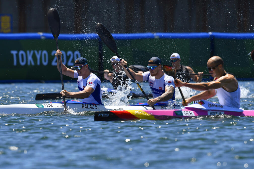 Na snímke slovenská posádka rýchlnostných kanoistov K2 Samuel Baláž a Adam Botek v rozjazde na 1000 metrov počas XXXII. letných olympijských hier 2020 v Tokiu 4. augusta 2021. FOTO TASR - Michal Svítok