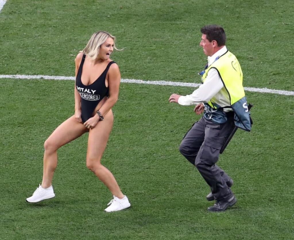 KINSEY WOLANSKI (Finále Ligy majstrov v roku 2019) - Kto by ju nepoznal? Vo finále Ligy majstrov medzi Tottenhamom a Liverpoolom vybehla sexi Kinsey na ihrisko a ukázala aj to, čo nemala. Jej divadielko na ihrisku bol mimoriadne šikovný ťah. Nielenže jej rapídne stúpla popularita, ale spropagovala internetový pornoweb Rusa Vitalyho Zdoroveckého a získala prerušením reklamný čas za milióny.