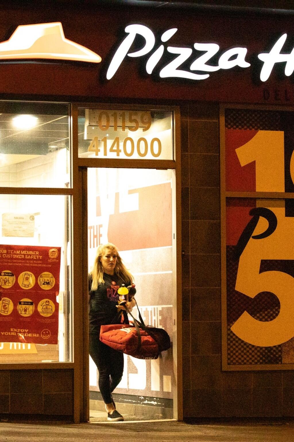 Elise Christieová sa zamestnala v pizzerii a rozváža jedlo.