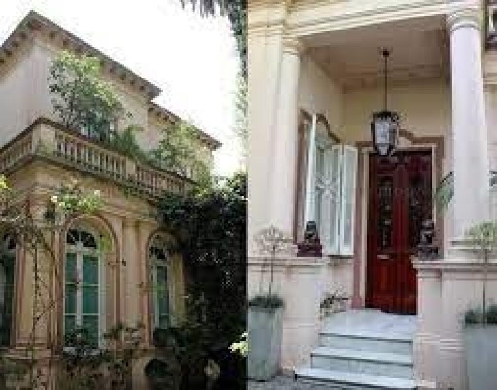 Dom je veľmi veľký, celkovo má rozlohu 550 metrov štvorcových. V strede pozemku je záhrada so stromami, trávnikom a veľkým bazénom.
