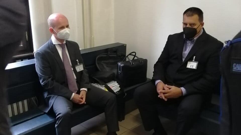 Obžalovaný Branislav Paška (vpravo) na Špecializovanom trestnom súde v Banskej Bystrici dňa 5. októbra 2021. Spolu s ním je jeho obhajca Sergej Romža.