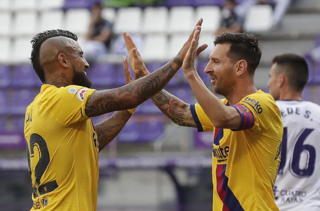 JB 3 Valladolid - Hráč Barcelony Arturo Vidal (vľavo) oslavuje so spoluhráčom Lionelom Messim úvodný gól do bránky Valladolidu vo futbalovom zápase španielskej ligy La Liga Real Valladolid - FC Barcelona vo Valladolide 11. júla 2020. FOTO TASR/AP
Barcelona's Arturo Vidal, left, celebrates with his teammate Lionel Messi after scoring his side's first goal during the Spanish La Liga soccer match between Valladolid and FC Barcelona at the Jose Zorrilla stadium in Valladolid, Spain, Saturday, July