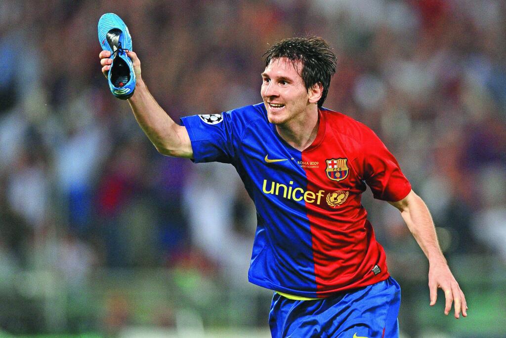 JE TO DOMA Messi oslavuje druhý gól vo finále Ligy majstrov 2009 s Manchestrom United v Ríme. Barca vyhrala 2 : 0.