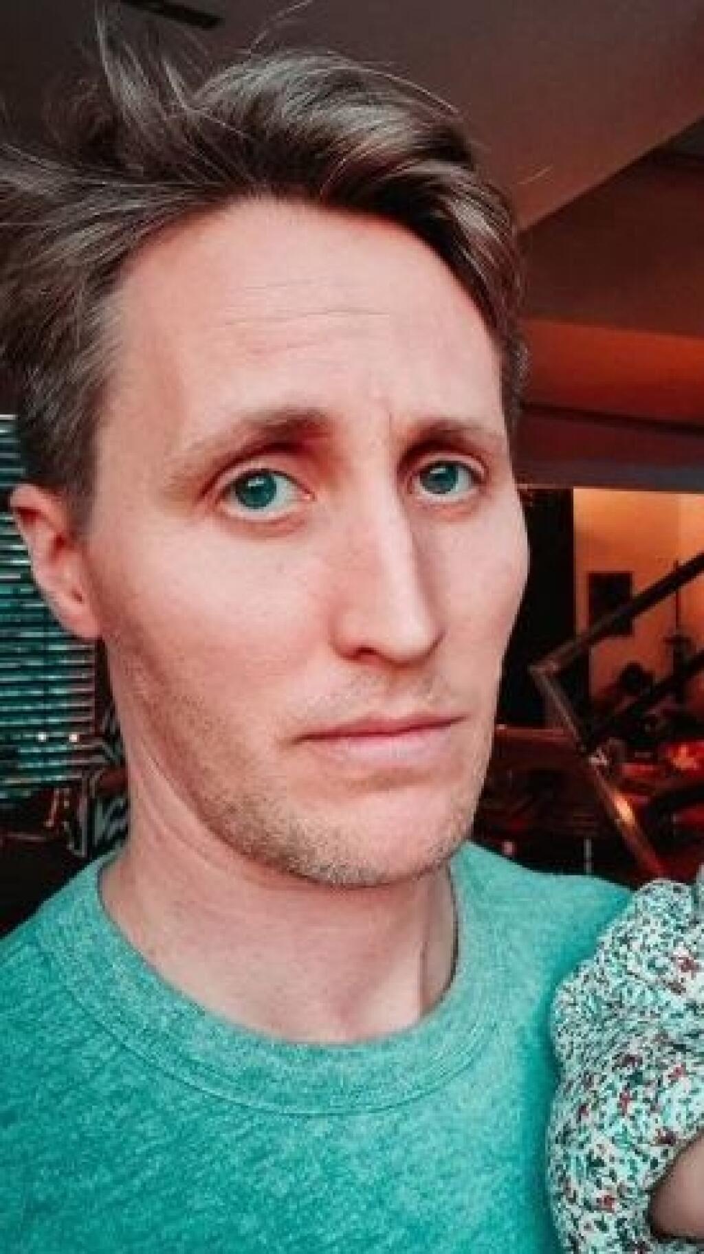 Sajfa to prehnal. Zverejnil fotku, ako sedí na toalete.