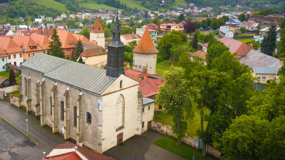 Františkánsky kostol, teda Kostol sv. Jána Krstiteľa, historické pramene ho spomínajú už v 15. storočí.