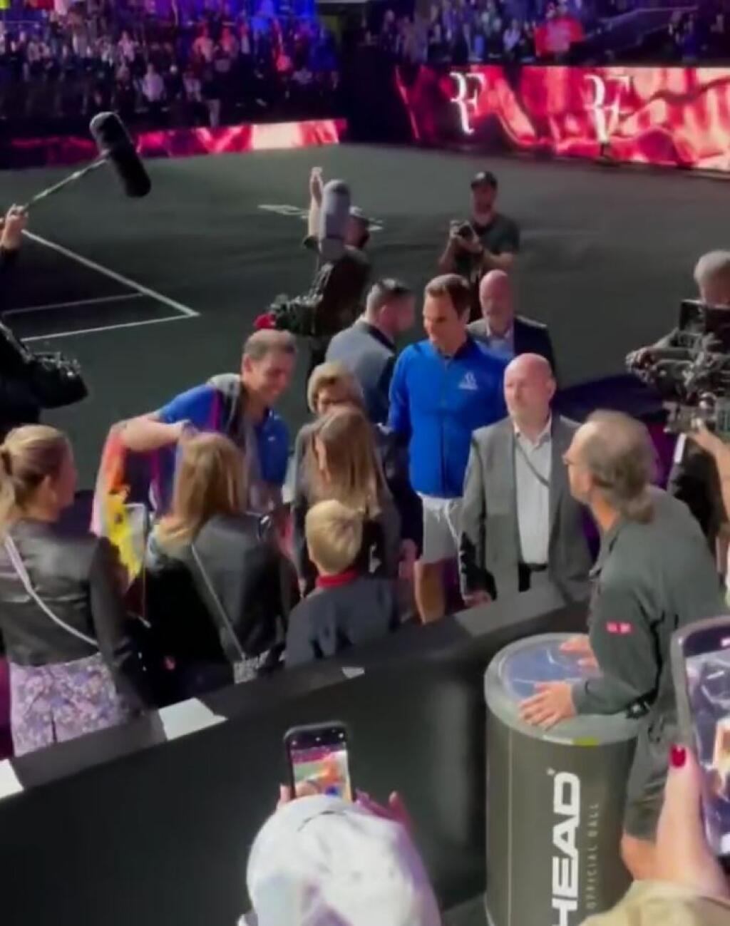 Nadala premenovali médiá po týchto záberoch na strýka Rafu. Španielsky tenista sa po zápase na Laver Cupe vyobjímal s celou Federerovou rodinou. Hoci s Rogerom boli dlhé roky rivali, dokazuje to, že zároveň boli a sú dobrí kamaráti.