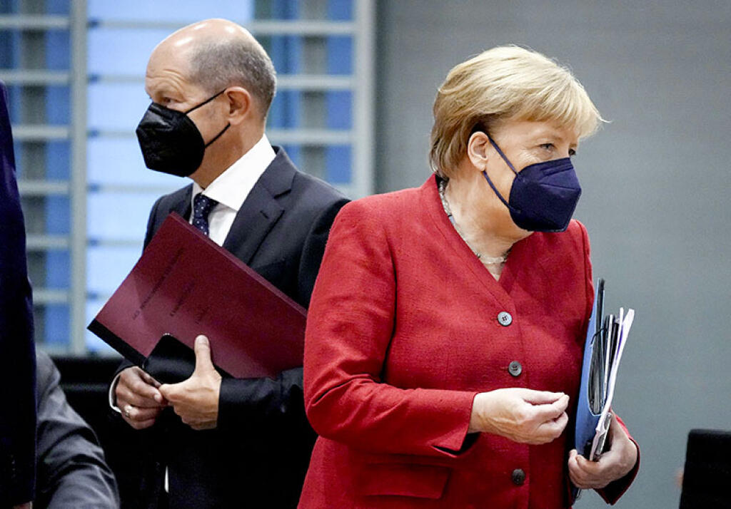 Nemecká kancelárka Angela Merkelová (vpravo) a nemecký minister financií  Olaf Scholz