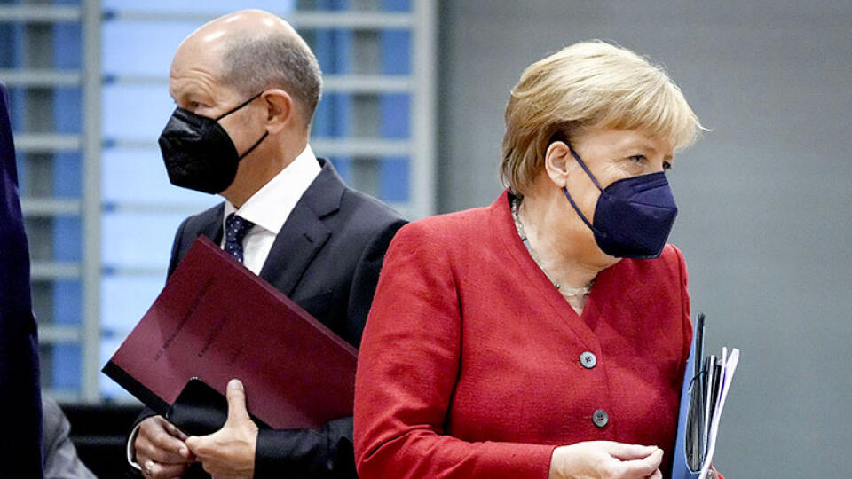 Nemecká kancelárka Angela Merkelová (vpravo) a nemecký minister financií Olaf Scholz