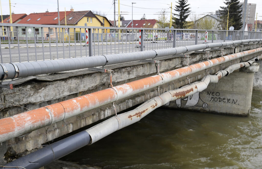 Na snímke most nad riekou Torysa na ulici Jána Pavla II v Prešove 3. mája 2023. Most je vzhľadom na jeho technický stav a parametre zaradený do stavebno-technického stavu VI, čo predstavuje takmer kritický stupeň. V tomto stupni zaradenia a z dôvodu havarijného stavu si mostný objekt, na ktorom je od mája 2022 jednosmerná premávka, vyžaduje podľa radnice rozsiahlu rekonštrukciu. FOTO TASR – František Iván