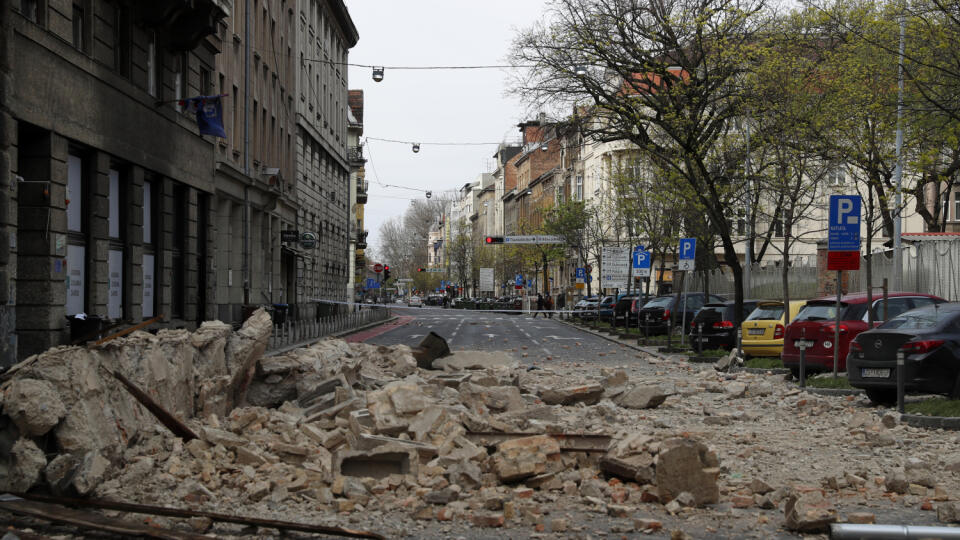 JB 20 Záhreb - Popadané trosky zo zničených budov na ulici po zemetrasení v Záhrebe 22. marca 2020. Chorvátsko zasiahlo v nedeľu zemetrasenie s magnitúdou 5,3. Obete na životoch hlásené neboli, otrasy však spôsobili značné materiálne škody. V dôsledku otrasov došlo podľa svedkov k popraskaniu obvodových múrov viacerých budov, ako aj k poškodeniu striech domov. Ulice v centre Záhrebu boli pokryté troskami. V meste bolo hlásených aj niekoľko požiarov. FOTO TASR/AP

Debris and rubble from damaged b