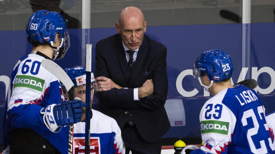 Na snímke zľava Juraj Slafkovský (Slovensko), Kristián Pospíšil (Slovensko), hlavný tréner Slovenska Craig Ramsay a Adam Liška (Slovensko)  počas zápasu základnej A-skupiny Švédsko - Slovensko na 84. majstrovstvách sveta v ľadovom hokeji v lotyšskej Rige v nedeľu 30. mája 2021. FOTO TASR - Jaroslav Novák