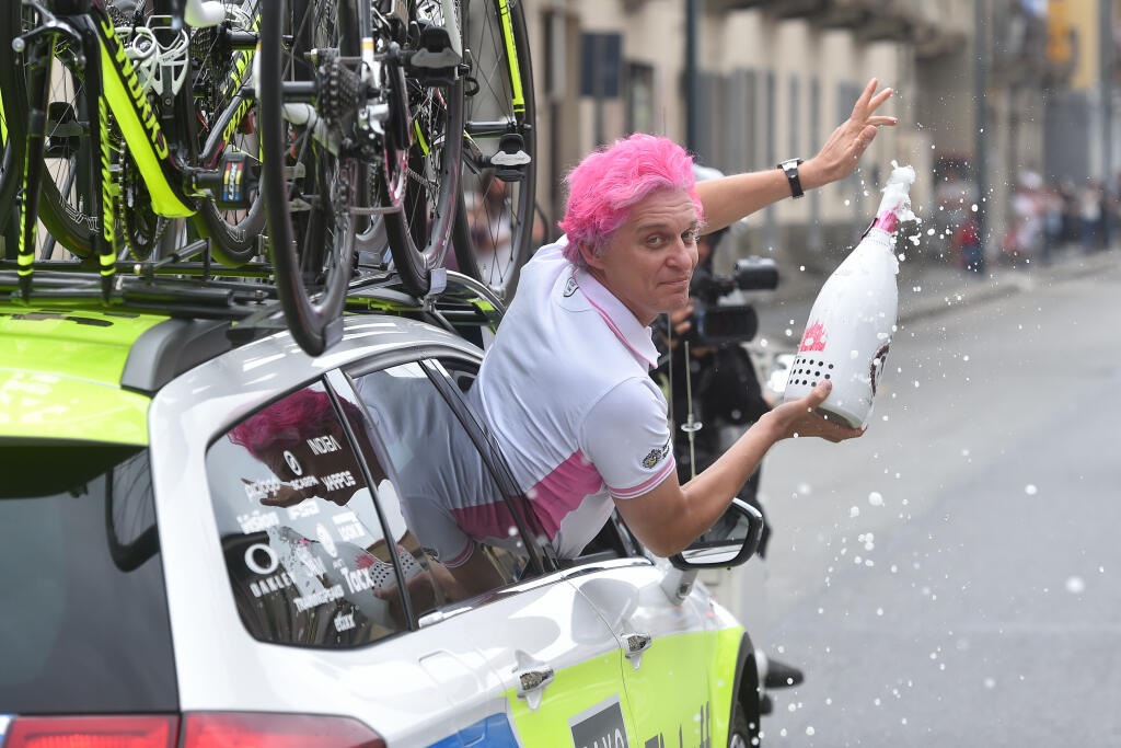 Tiňkov počas pôsobenia v cyklistike urobil viaceré šialené veci. Napríklad si nechal odfarbiť vlasy na ružovo.