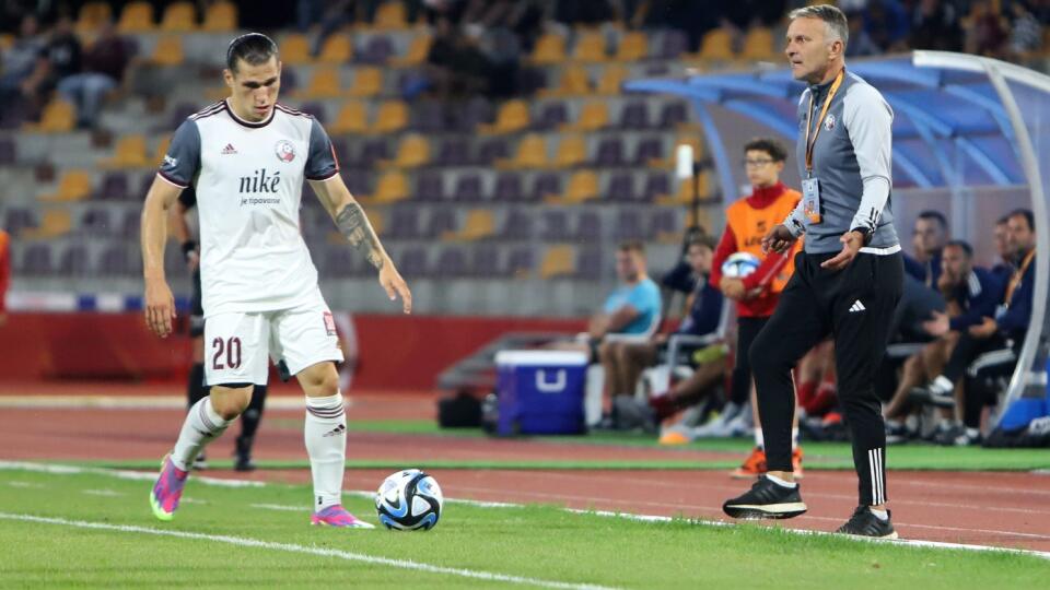 Na snímke zľava Peter Kováčik (Podbrezová) a hlavný tréner FK Železiarne Podbrezová Roman Skuhravý počas 1. kola futbalovej Niké ligy MFK Dukla Banská Bystrica - FK Železiarne Podbrezová v Banskej Bystrici 28. júla 2023. FOTO TASR - Ján Krošlák