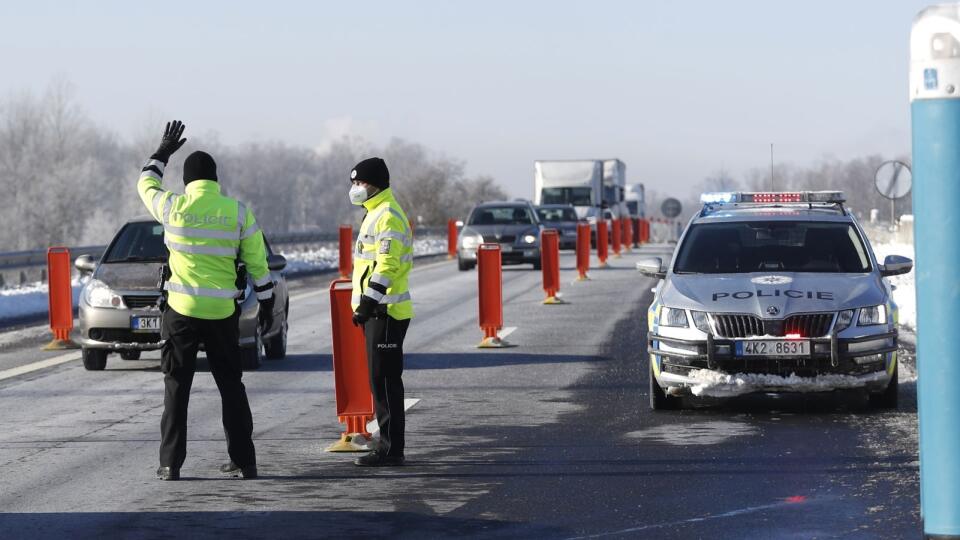 Českí policajti na poľskej hranici. Kontrolujú však aj hraničné priechody so Slovenskom.