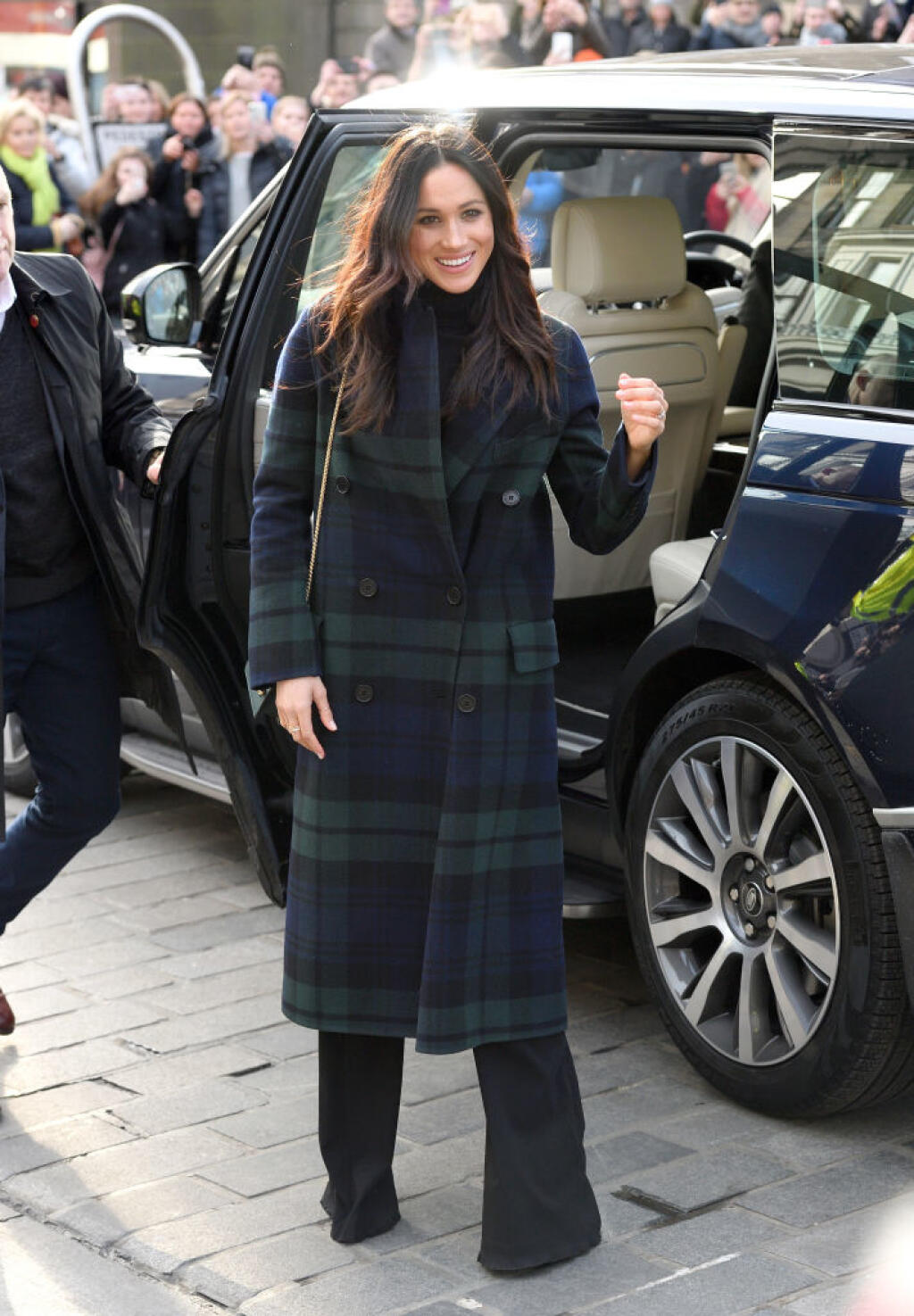 Prečo Meghan Markle nosí topánky o číslo väčšie? Chytrý stylingový trik celebrít vás dostane!