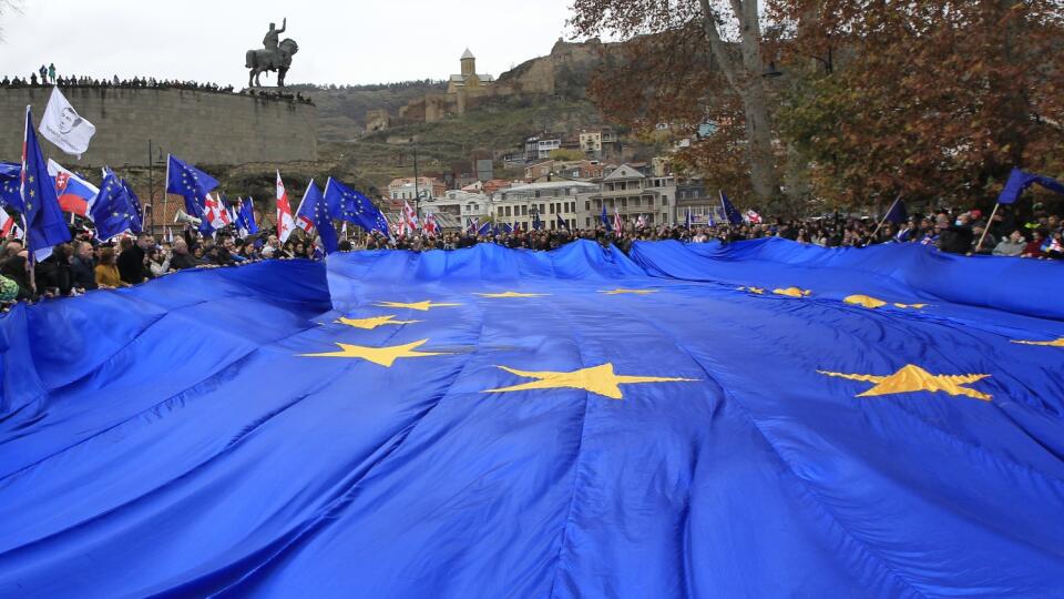 Na Slovensku aktuálne Európskej únii (EÚ) dôveruje 48 percent obyvateľov. Ide o nárast oproti začiatku tohto roka, keď EÚ dôverovalo 37 percent ľudí.