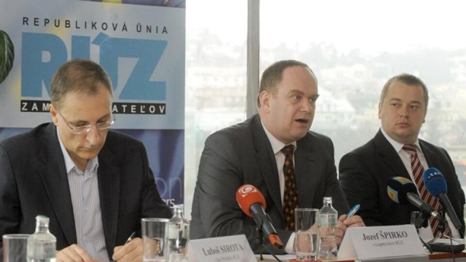 Zástupcovia Republikovej únie zamestnávateľov Ľuboš Sirota, Jozef Špirko a Martin Hošťák (zľava) kritizovali novelu Zákonníka práce.