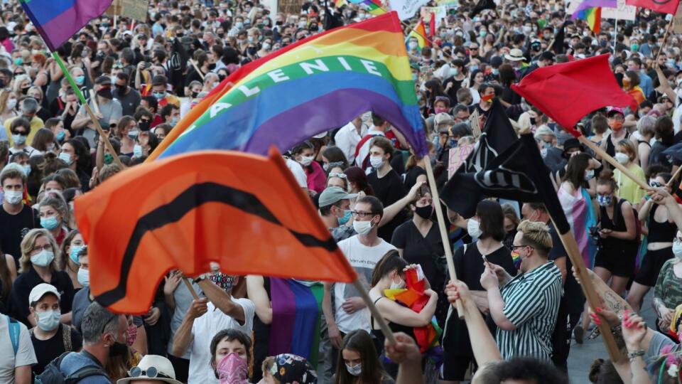 Na archívnej snímke z 8. augusta 2020 podporovatelia LGBT komunity protestujú proti nárastu homofóbie vo Varšave