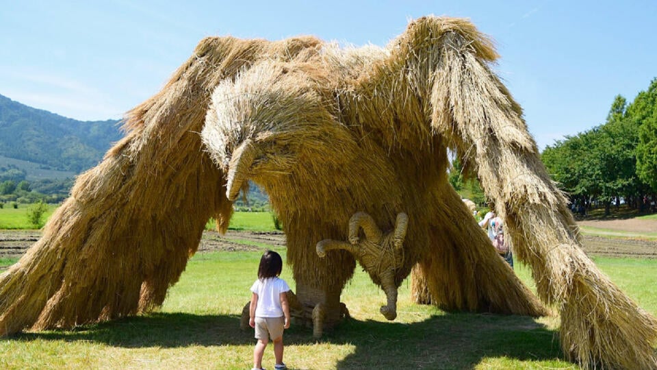 V dedine Iwamuro sa každoročne objavujú fascinujúce sochy zo slamy.