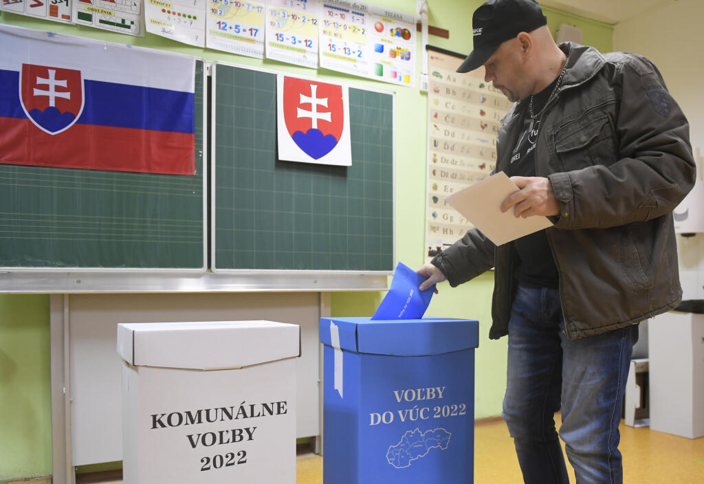 Na Slovensku sa v sobotu o siedmej hodine ráno začali historicky prvé spojené voľby do orgánov samosprávy obcí a do orgánov samosprávnych krajov. Na snímke volič vhadzuje obálku s hlasovacími lístkami do volebnej schránky pre voľby do VÚC na ZŠ Hroncova v Košiciach 29. októbra 2022. FOTO TASR – František Iván