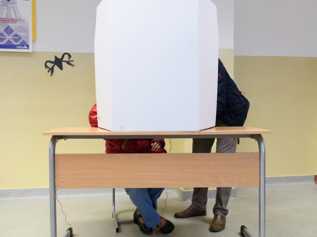 Na obrázku nevidíte volebný podvod, ale asistenciu pre nepočujúcich. Pri požiadaní zo strany voliča sú na to členovia ko