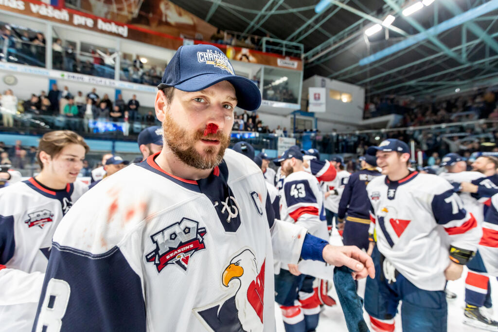 Hokejisti HC Slovan Bratislava zvíťazili v šiestom zápase finále Kaufland play off Tipos extraligy 2021/2022 a získali titul majstra SR. Šiesty zápas vyhrali s HK Nitra 5:2 a celú sériu 4:2 na zápasy. Na snímke je kapitán HC Slovan Michal Sersen.