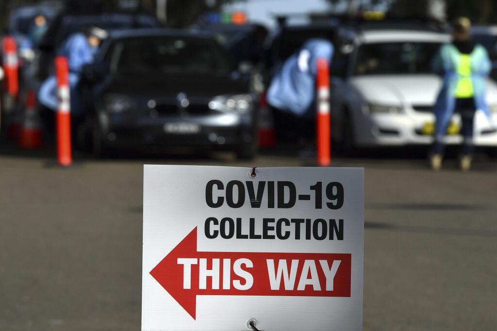 WA 5 Sydney - Ľudia sedia v autách a čakajú na testovanie na ochorenie COVID-19 v testovacom centre pred nákupným strediskom v Sydney vo štvrtok 19. augusta 2021. Austrálske mesto Sydney predĺžilo v piatok o ďalší mesiac lockdown a avizovalo čiastočný zákaz vychádzania s cieľom zabrániť šíreniu koronavírusu SARS-CoV-2. Informovala o tom agentúra AFP. FOTO TASR/AP  

Members of the public are tested at a pop up COVID-19 clinic at a shopping centre in Sydney, Thursday, Aug. 19, 2021. NSW is racing