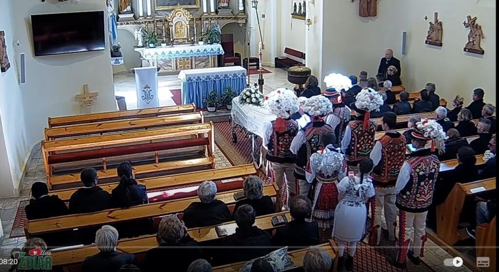 Pred začiatkom zádušnej omše sa ľudia v kostole modlili Ruženec za Mareka.