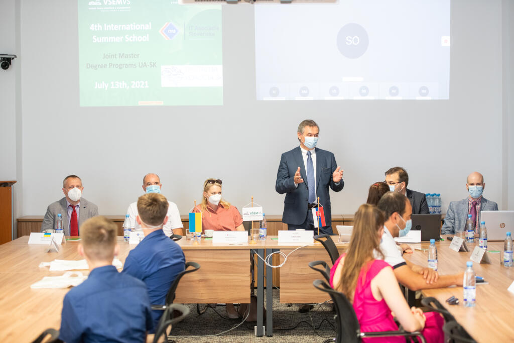Liudmyla Ahafonova - študentka International summer school na Vysokej škole ekonómie a manažmentu verejnej správy v Petržalke sedí na otvorení nového ročníka so študentami z Ukrajiny