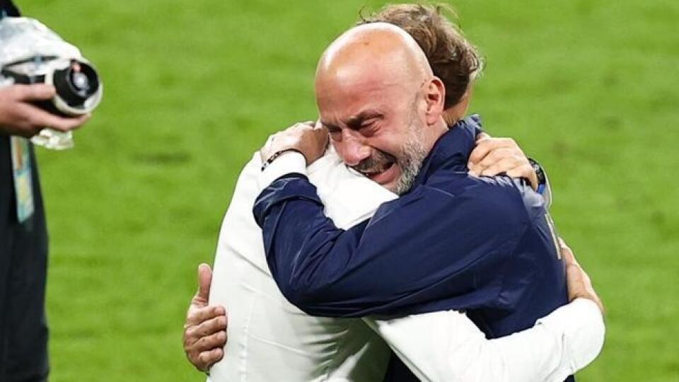 Objali sa, na ich tvárach sa objavili slzy. Zábery trénera Talianska Roberta Manciniho a jeho asistenta Gianlucu Vialliho po finále Eura 2020 obleteli futbalový svet.