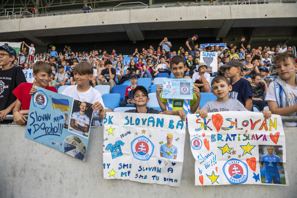 Na snímke detskí diváci počas zápasu záverečného 10. kola skupiny o titul futbalovej Fortuna ligy ŠK Slovan Bratislava - MŠK Žilina v Bratislave 21. mája 2022. FOTO TASR - Jaroslav Novák