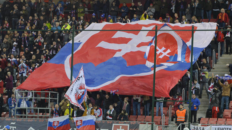 Slovenskí fanúšikovia počas zápasu 10. kola skupiny E kvalifikácie EURO 2020 Slovensko - Azerbajdžan v Trnave 19. novembra 2019. FOTO TASR - Michal Svítok