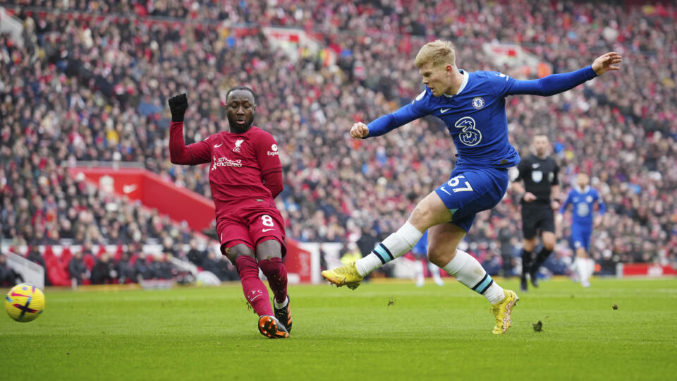 JB 22 Liverpool - Hráč Chelsea Lewis Hall (vpravo) strieľa cez Nabyho Keitu z Liverpoolu vo futbalovom zápase anglickej ligy Premier League FC Liverpool - Chelsea FC v Liverpooli 21. januára 2023. FOTO TASR/AP

Chelsea's Lewis Hall takes a shot next to Liverpool's Naby Keita during the English Premier League soccer match between Liverpool and Chelsea at Anfield stadium in Liverpool, England, Saturday, Jan. 21, 2023. (AP Photo/Jon Super)