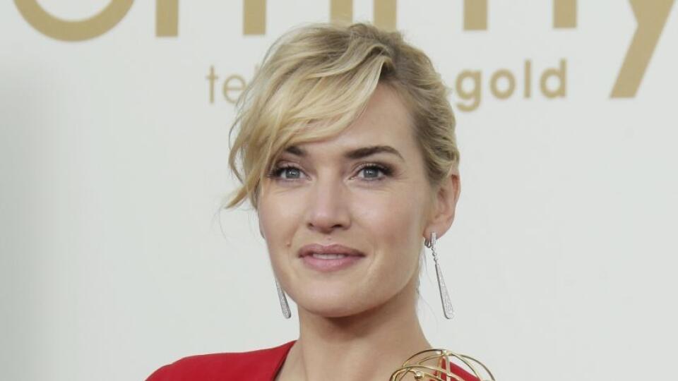 Herečka Kate Winslet preberá cenu Emmy