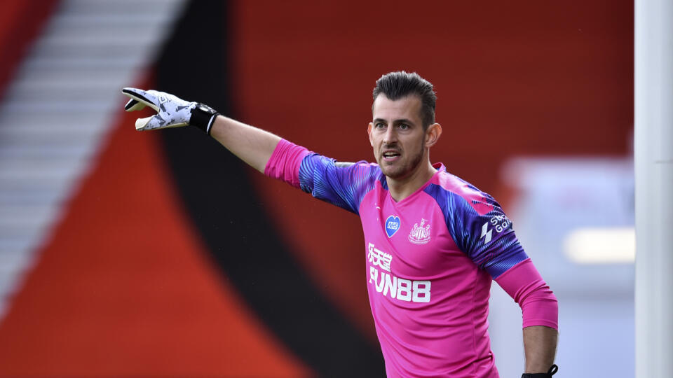 EBE 18 Bournemouth - Na snímke slovenský brankár Newcastlu Martin Dúbravka dáva pokyny spoluhráčom počas zápasu 32. kola anglickej Premier League vo futbale Bournemouth - Newcastle v stredu 1. júla 2020. FOTO TASR/AP
Newcastle's goalkeeper Martin Dubravka reacts during the English Premier League soccer match between Bournemouth and Newcastle at Vitality Stadium in Bournemouth, England, Wednesday, July 1, 2020. (Glynn Kirk/Pool via AP)