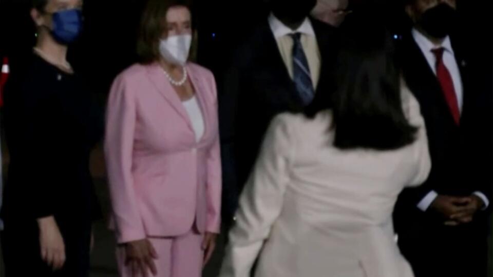 Na snímke z videa predsedníčka americkej Snemovne reprezentantov Nancy Pelosiová (druhá zľava) vystúpila z lietadla na letisku v Tchaj-peji na Taiwane 2. augusta 2022.