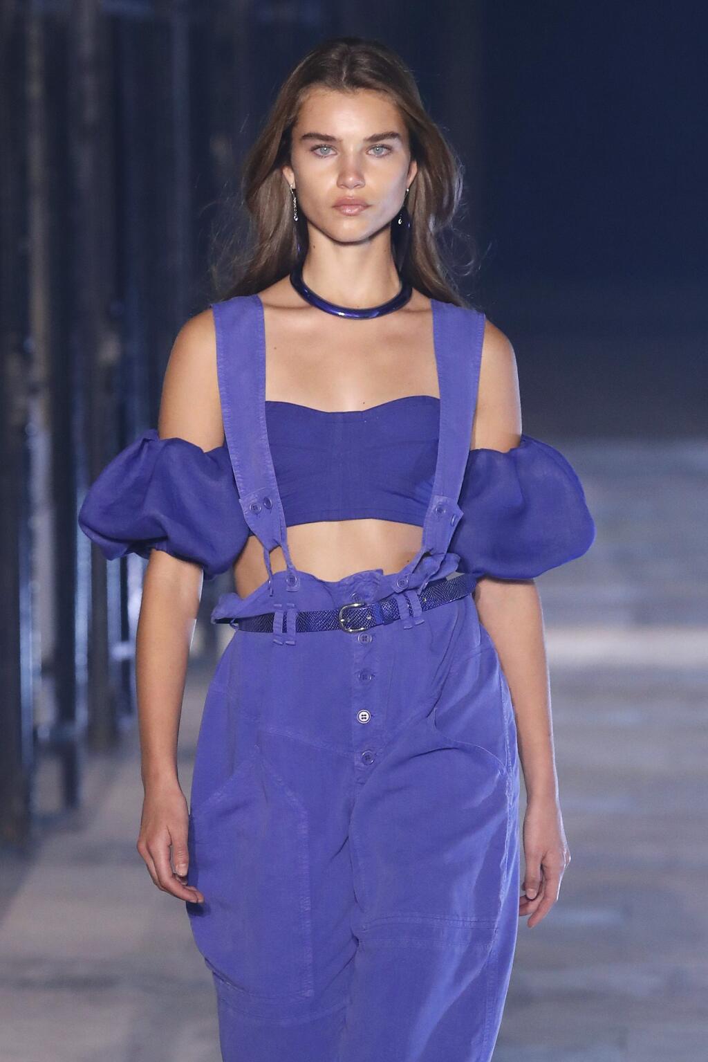 Isabel Marant: Chladné odtiene modrej ukážu na nápaditých strihoch. Kombinujte rôzne strihy a získate dokonalý outfit.