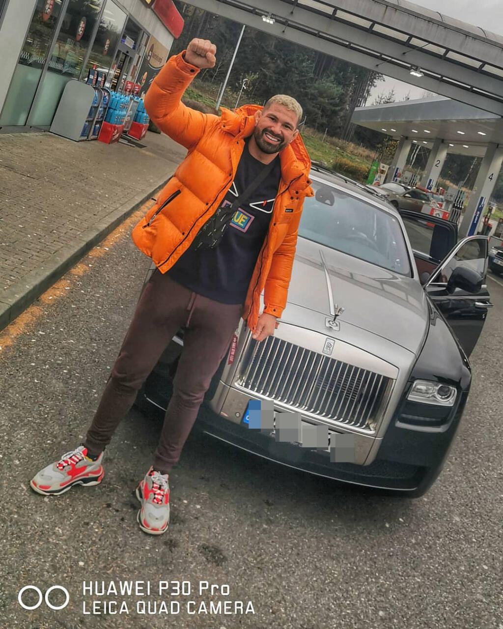 Attila Végh sa po zápase storočiasa vozí a Instagram zásobuje zábermi Rolls Royceom Ghost. Cena použitého a viac ako 10-ročného začína na 100-tisíc eurách.