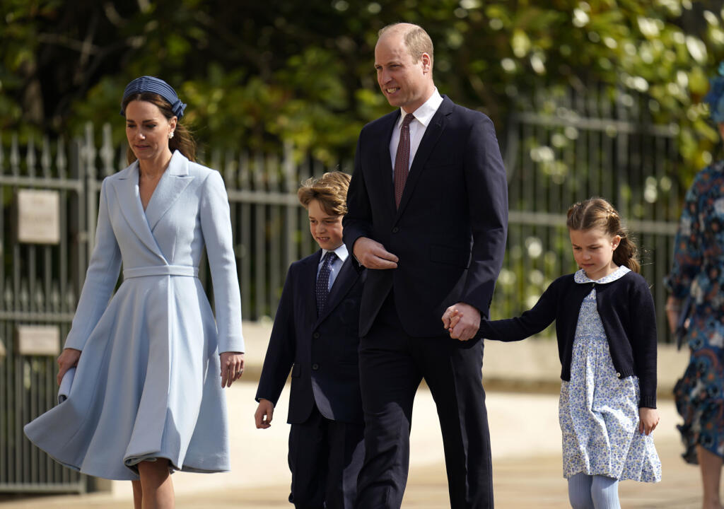 Na veľkonočnú bohoslužbu v Kaplnke sv. Juraja prišli členovia middletonovskej famílie ako cez kopirák. Zatiaľ čo malá Charlotte (6) ohurovala v bledomodrých šatách, podobne ako jej mama Kate (40), šuhaj George (8) nasadil po vzore otca princa Williama (39) štýlový oblek.
