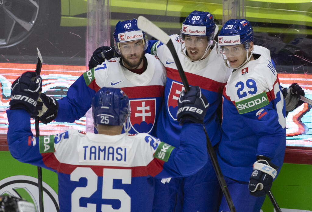 Na snímke slovenskí hokejisti zľava Alex Tamáši, Mário Lunter, Kristián Pospíšil a Michal Ivan sa tešia po strelení gólu počas zápasu základnej A - skupiny Slovensko - Nemecko na 85. majstrovstvách sveta v ľadovom hokeji v Helsinkách v sobotu 14. mája 2022.