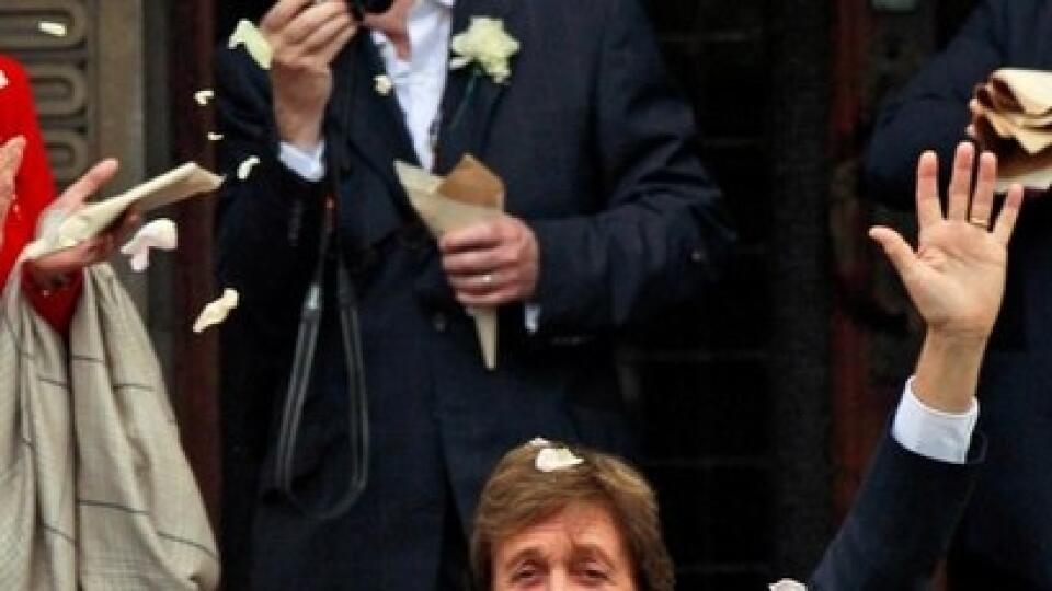 Šťastný ženích Paul McCartney s manželkou Nancy Shevell.
