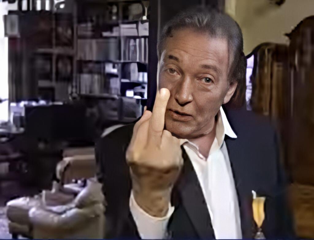 Fenomenálny Karel Gott bol podľa publikácie s názvom Gott – Československý príbeh, prísnym strážcom informácii o svojom živote. Neraz si ho vraj prikrášľoval nepravdivými, či skreslenými skutočnosťami.