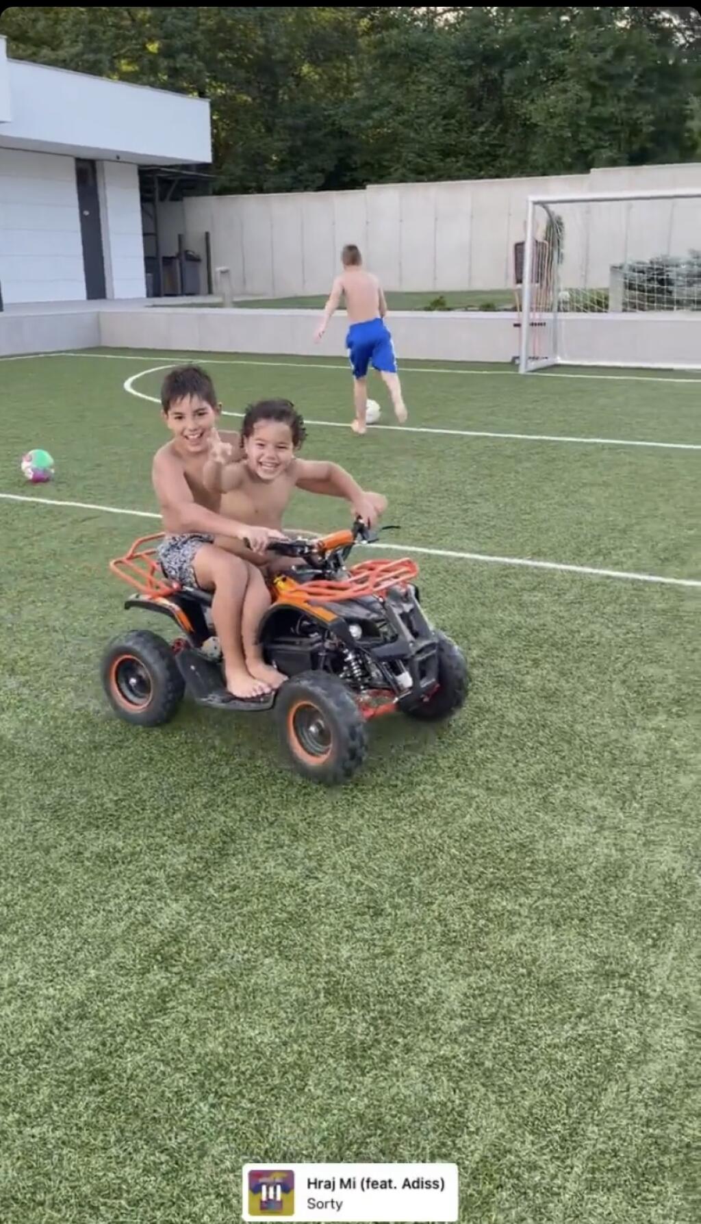 Synovia Hamšíkovej sestry sa vybláznili na parádnom ihrisku, ktoré ma náš futbalista priamo na svojom pozemku pri vile.