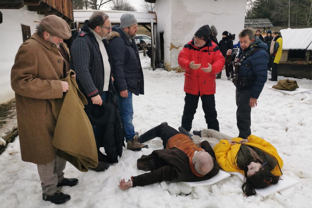 Na snímke hore druhý sprava v červenom režisér Ivo Trajkov, dole sprava herečka Judit Bárdos a herec Attila Mokoš počas nakrúcania filmu Fašiangy podľa novely Piargy od Františka Švantnera v Múzeu slovenskej dediny v Martine 17. februára 2020. FOTO TASR - Erika Ďurčová
