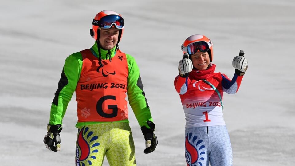 Slovenská reprezentantka v lyžovaní Henrieta Farkašová s navádzačom Martinon Motykom získali na zimných paralympijských hrách v Pekingu zlato v sobotňajšom zjazde zrakovo znevýhodnených žien.