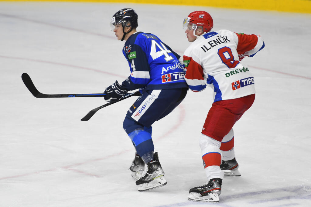 Na snímke vpravo Matej Ilenčík (MHk 32 Liptovský Mikuláš) a vľavo Adrián Valigura (HK Poprad) počas zápasu 1. kola Tipos extraligy MHk 32 Liptovský Mikuláš - HK Poprad 24. septembra 2021 v Liptovskom Mikuláši. FOTO TASR – Milan Kapusta