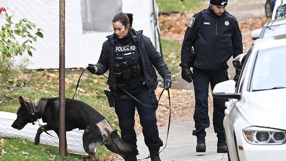 Na snímke polícia na mieste streľby na židovskú školu v centre Montrealu 12. novembra 2023.