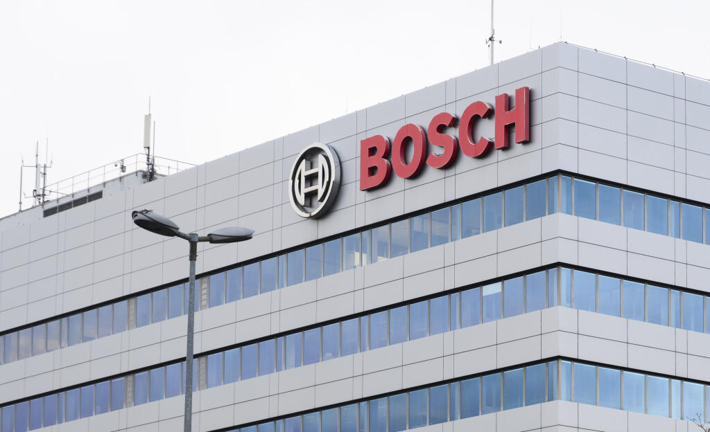 WA 14 Hildesheim - Na snímke budova závodu nemeckej spoločnosti Bosch, dodávateľa komponentov pre automobilový priemysel, v nemeckom meste Hildesheim v piatok 22. novembra 2024. Bosch plánuje zrušiť až 5550 pracovných miest. To je ďalšia známka problémov v automobilovom sektore v Nemecku, ktorý zápasí s konkurenciou lacnejších čínskych rivalov a slabým dopytom. Bosch, najväčší svetový dodávateľ automobilových súčiastok, uviedol, že do konca roku 2027 plánuje zrušiť 3500 pracovných miest vo svoje