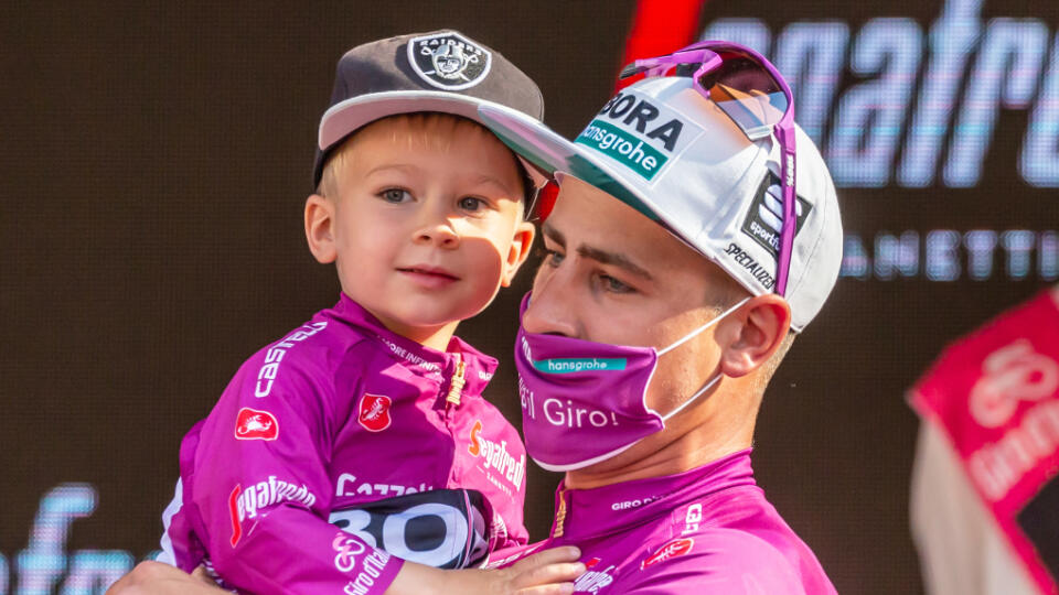 Peter Sagan čoraz častejšie chodí na preteky aj so synom Marlonom, ktorý teraz pobavil všetkých svojou odpoveďou.